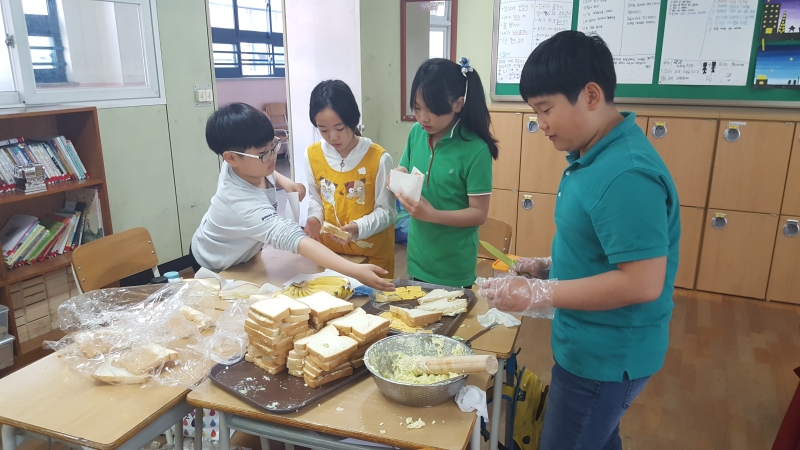 음식을 준비하는 학생들의 모습