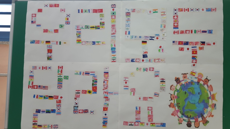 여러 나라 국기로 학생들이 함께 만든 문구, ‘우리모두 달라요’