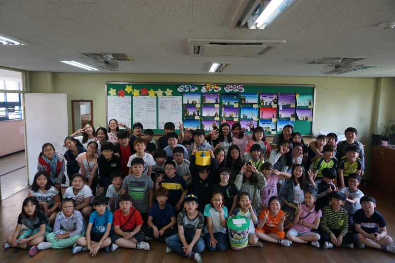 옥스팜 긴급구호 키트와 함께… 명현초등학교 5학년 단체사진