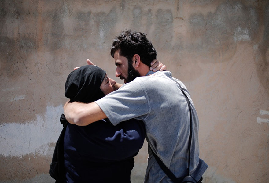 다시 만난 시리아 난민 후세인(Hussein Ammar, 27)과 그의 어머니. 후세인은 시리아 정부와 헤즈볼라(Hezbollah, 레바논 이슬람교 시아파의 과격파 조직)의 장시간 포위로 3주만에 마을로부터 빠져 나온 수 천명의 사람들 중 한 명입니다.