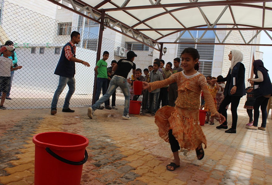 옥스팜의 위생 교육 프로그램이 진행되고 있는 다마스쿠스에 위치한 난민촌의 모습. 아이들은 재미있는 게임, 노래, 그림, 인형극 등의 다양한 방법을 통하여 위생의 중요성을 배웁니다.